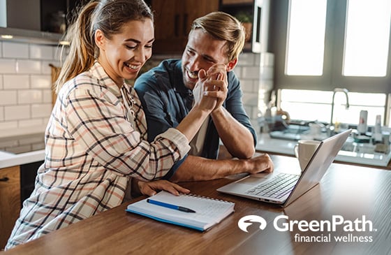 Pareja dándose un choque de manos mientras hacen el presupuesto